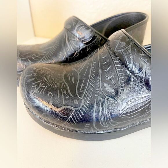 Dansko Professional Black Tooled leather clogs Size 39. or 8.5-9 - Picture 8 of 9